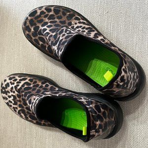 OOFOS OOMG EEZEE LTD Cheetah Size 9M